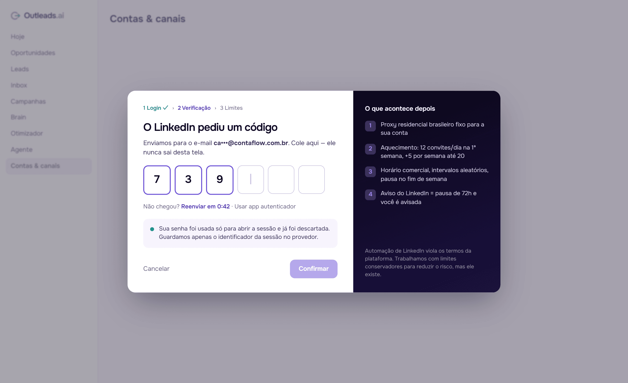 Conexão do LinkedIn no Outleads: o código de verificação é digitado na tela do produto e a senha é descartada